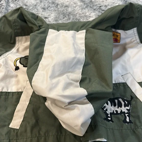 Izzis Sport buys wind breaker - Picture 5 of 8